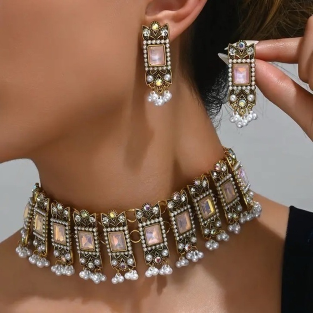 Elegant Gold toned and Pearl Choker Necklace Set Bollywood